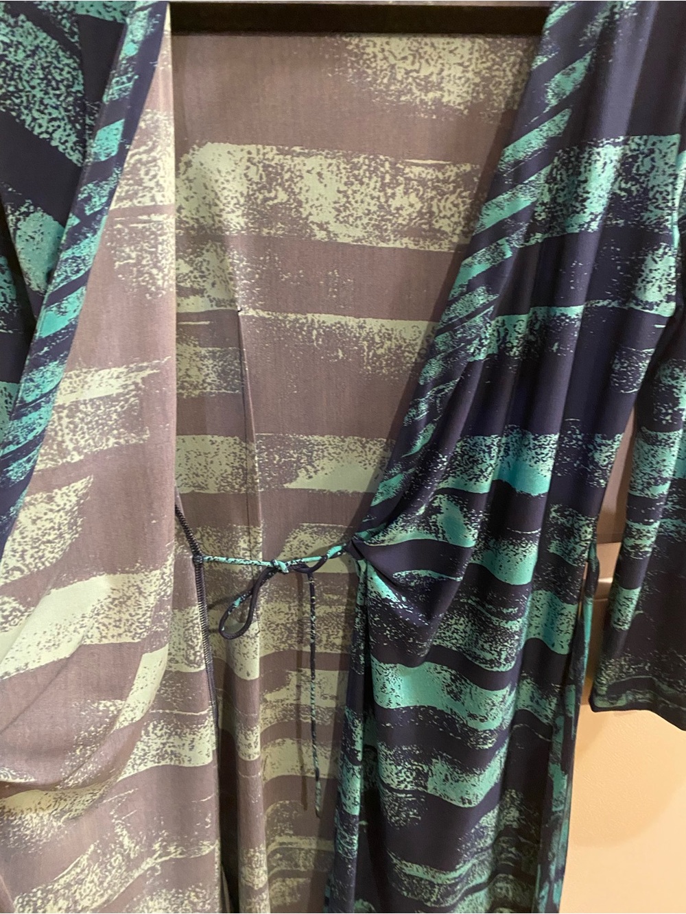 BCBGMaxAzria Navy/Teal 
Printed Warp Mini Dress
Size Small
NWOT - Picture 6 of 10